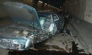 Das korrekt fahrende Auto prallte in die Tunnelwand. (Bild Kapo Uri)