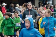 Die tschechische Hürdenläuferin Zuzana Hejnová hat sichtlich Spass am Trianing mit den jungen Nachwuchs-Athleten. (Bild Pius Amrein)