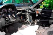 Ins Beuteschema der Täter fielen die Navigationsgeräte und Lenkräder. (Bild: Zuger Polizei)