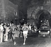 Ohne Laufschuhe zum Marathonsieg: der Äthiopier Abebe Bikila (links). (Bild: Keystone)