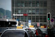 Taxis warten vor dem Bahnhof Luzern auf Kundschaft. (Symbolbild) (Bild: Pius Amrein / Neue LZ)