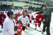 Patrick Fischer erklärt seinem Team im Training, wie es gegen Russland spielen soll. Nach wie vor gilt das Motto: Angriff ist die beste Verteidigung. (Bild: Freschfocus / Victor Berezkin)