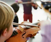 Die geplante Halbierung der Kantonsbeiträge für Musikschul-Unterricht sorgt für Widerstand. Mehrere Gemeinden führen dazu einen Aktionstag durch. (Symbolbild) (Bild: Keystone/Gaetan Bally)