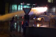 Die Polizei setzt den Wasserwerfer nach dem EM-Spiel Spanien-Kroatien 2012 in der Nähe des Bahnhofs Luzern ein. (Bild Leserreporter)