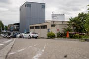 Bei dieser Einfahrt zur Kehrichtverbrennungsanlage Ibach kam es in der Nacht auf Sonntag zu dem schweren Unfall. (Bild: Philipp Schmidli (Luzern, 6. August 2017))