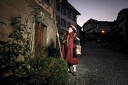 Nachtwächter Ludwig Suter unterwegs in Beromünster.Bild: Manuela Jans-Koch (27. Oktober 2016).