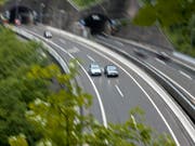 Durch den Gotthard gibt es wieder freie Fahrt (Archiv). (Bild: KEYSTONE/GAETAN BALLY)