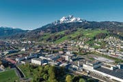 Kriens Süd mit den beiden Grossbaustellen Mattenhof und Schweighofpark. Rechts das Nidfeld-Areal. (Bild: Philipp Schmidli (Kriens, 22. April 2017))