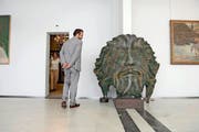 Die Skulptur «Föhn» von Hans Erni hat gestern an der Vorbesichtigung vor der Auktion in der Galerie Fischer bereits Interessenten angezogen. (Bild Nadia Schärli)