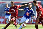 Der Vaduzer Philipp Muntwiler, links, gegen den Luzerner Markus Neumayr. (Bild: Keystone/WALTER BIERI)