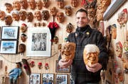Michael Eicher mit seinen Krienser Masken. (Bild: Boris Bürgisser)