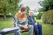Oben: Ferdinand Wyss (81) wurde beim Umzug ins «Emmenfeld» von Zivilschützer Yannick Kaech begleitet. Rechts oben: Im «Herdschwand» stehen die Möbel für den Umzug bereit. Rechts unten: Wyss im neuen Zimmer im «Emmenfeld». Auch das Foto von sich und seiner verstorbenen Freundin erhält einen neuen Platz. (Bilder Roger Grütter)