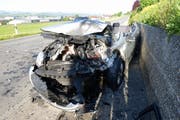 Eines der beteiligten Unfallautos. Schwer beschädigt wartet es am Strassenrand auf seinen abtransport. (Bild: Luzerner Polizei)