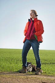 «SBB-Stimme» Isabelle Augustin: Früher hätte sie sich nie vorstellen können, einmal auf dem Land zu leben. Heute geniesst sie die Natur direkt vor ihrer Haustür in Schönenbuch BL. (Bild Corinne Glanzmann)
