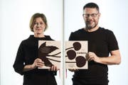 Caroline Lötscher und Ueli Kleeb haben ein Buch über die Zuger Chriesigeschichte herausgegeben. (Bild: Jakob Ineichen)