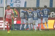 Die Luzerner feieren im Schneetreiben das Tor zum 2:0. (Bild: Keystone / Urs Flüeler)