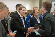 Nationalrat Thomas Aeschi nahm am Wahlsonntag vom 18. Otkober Glückwünsche entgegen. (Bild Maria Schmid)