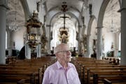 Theologe Walter Bühlmann (77), hier in der katholischen Kirche in Sursee, hat beim Schreiben seiner Bücher stets die Menschen auf den Kirchenbänken vor Augen. (Bild: Pius Amrein / Neue LZ)