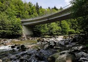 Für den Unterhalt der Vorgängerbauten der heutigen Finsterseebrücke musste per Servitut der Erlös aus dem Stegholz-Wald verwendet werden. (Bild Stefan Kaiser)