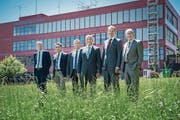 Hans Urs-Baumann, Viktor Sigrist, Marcel Schwerzmann, Ruedi Burkard, Reto Wyss und Robert Küng (von links) auf der Horwer Campus-Wiese, die in den nächsten Jahren überbaut werden soll. (Bild: Boris Bürgisser (6. Juli 2017))