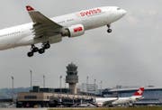 Ein Flugzeug der Swiss hebt in Zürich ab. (Bild: Keystone)