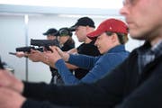 Kursleiter Roger Stöckli (Bild oben, rechts) zeigt den Teilnehmern in der Schiessanlage in Hünenberg den Umgang mit der Waffe, bevor diese sich selbst ans Schiessen machen. (Bilder Maria Schmid)