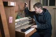 Freut sich, das «Sauter» wieder auf Vordermann zu bringen: Klavierstimmer Marco Schranz. (Bild: Corinne Glanzmann (Emmenbrücke, 9. Februar 2018))
