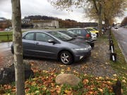Die Autos der FCL-Spieler standen am Montagmorgen ausser Trainingsplan auf den Parkplätzen an der Horwerstrasse. (Bild: Daniel Wyrsch (13. November 2017, Luzern))