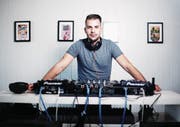 DJ Robin Tune in seinem Studio in Cham. (Bild: Stefan Kaiser (23. Mai 2017))