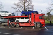 Die zuvor neuwertigen Fahrzeuge wind nun wohl unverkäuflich. (Bild: Zuger Polizei)