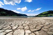 Wasser als Mangelware: Der Sihlsee bei Euthal war im Mai 2011 ziehmlich weit abgesunken. (Bild: Sigi Tischler/Keystone)