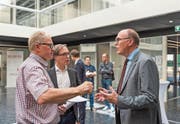 Freuen sich über den Neubau: Amtsleiter Rainer Nussbaumer, Kantonsbaumeister Urs Kamber und Regierungsrat Martin Pfister (von links) bei der gestrigen Übergabe. (Bild: Christian H. Hildebrand (Steinhausen, 30. Juni 2017))
