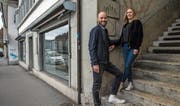 Jonas Käppeli und Corinne Wittinger vor den Räumlichkeiten ihres geplanten veganen Restaurants. (Bild: Nadia Schärli (Luzern, 20. März 2017))