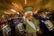 Die Guuggenmusig Noggeler Luzern unterwegs an der Wey-Tagwache am Güdismontagmorgen in der Stadt Luzern. (Bild: Boris Bürgisser (Luzern, 12. Februar 2018))