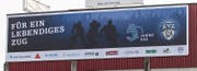 Ein EVZ-Plakat, das dank dem Engegenkommen des Stadtrats aufgehängt werden darf. (Bild: pd)