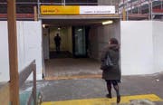 Eine Frau betritt die Poststelle «Luzern 2 Universität». (Bild Dave Schläpfer/Zisch)