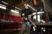 Aushilfskraft bei der Werner Keller Metallbau AG in Hergiswil: Unter anderem mit diesem Job finanzierte SVP-Nationalrat Peter Keller sein Geschichtsstudium. (Bild Corinne Glanzmann)