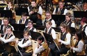 Die Baarer Musikerinnen und Musiker erfüllen den Gemeindesaal mit Leben. (Bild: Werner Schelbert (12. Mai 2017))
