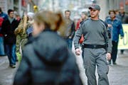 Protectas-Mitarbeiter Rubin S. patrouilliert am Freitagmorgen durch die Luzerner Altstadt. (Bild: Pius Amrein/Neue LZ)
