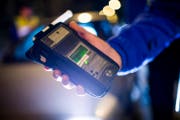 Der Atemalkoholtest ergab beim Lieferwagenfahrer einen Wert von 1,76 Promille. (Bild: Keystone)