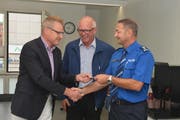 Regierungsrat Heinz Tännler (links) übergibt den Schlüssel an Beat Baumgart, Chef Polizeiregion Ennetsee (rechts) und den Chamer Gemeindepräsidenten Bruno Werder. (Bild: Zuger Polizei)