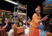 Hinten links Shery Davtalab aus dem Iran. Vorne Minu Tighi aus dem Iran (links) und Gloria Buser aus Uganda. (Bild: Ingo Höhn/Luzerner Theater)