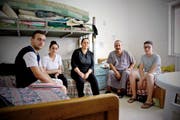 Der 51-jährige Moses – hier Zweiter von rechts, mit einem Teil seiner Familie im Flüchtlingsheim in Zarqa – hofft auf Asyl in Australien. (Bild Aleksandra Mladenovic)