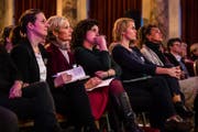 Jasmin Stutz, Mitglied der Standortleitung Luzerner Kantonsspital Sursee, Vorstand Business Professional Women, Manuela Jost, Stadträtin und Baudirektorin, Luzern, Korintha Bärtsch, Grossstadträtin Grüne Luzern und Natalie Rickli, Präsidentin Kommission für Verkehr- und Fernmeldewesen des Nationalrats 16/17 (von links) verfolgen das Referat von Bundesrätin Doris Leuthard, (Bild: Philipp Schmidli (Luzern, 22. März 2018))