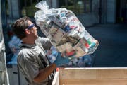 Abgelaufene oder nicht mehr benötigte Medikamente gehören nicht in den Abfall, sondern zurück an Apotheken und Drogerien, damit sie fachgerecht (Bild) entsorgt werden können. (Bild: Keystone / Christian Beutler)