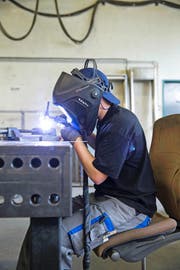 Gingen bei höheren Firmensteuern Arbeitsplätze in KMU – im Bild ein Schweisser bei der Arbeit – verloren? (Bild: Keystone/Peter Klauzner)