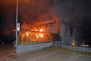 Aus dem brennenden Gebäude kommen dichte Rauchschwaden. (Bild: Luzerner Polizei (Adligenswil, 15. März 2018))