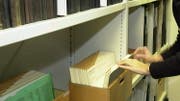 Überprüfung der Register im Zivilstandsamt Uri. (Archivbild: Urner Zeitung)