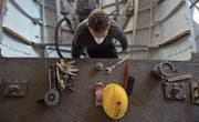 Ein Schreiner arbeitet in Lugano an der Innenbeschichtung des Rumpfes eines Bootes. (Bild: Gabriele Putzu/Keystone (23. April 2016))