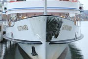 Die MS Gotthard mit halber Galionsfigur am Tag danach am Kursschiffhafen in Luzern. (Bild: Lucien Rahm (Luzern, 13. November 2017))